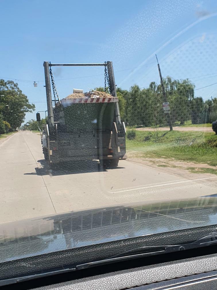 Así no: Agarran in fraganti a volquetero tirando basura en la calle